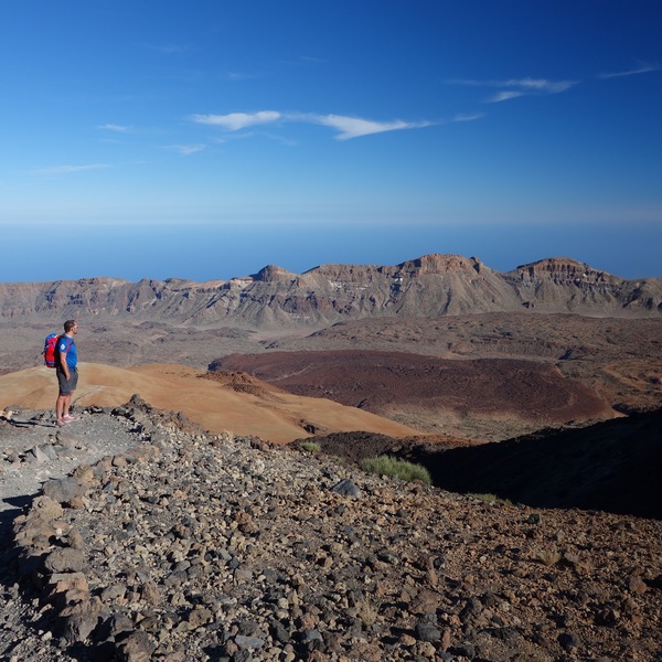 Un randonneurs au sommet du pic du Teide