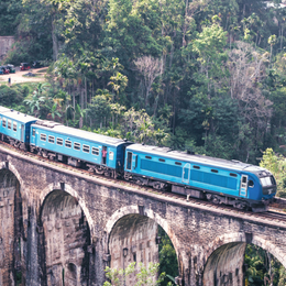 Train franchissant le Nine arch bridge au Sri Lanka