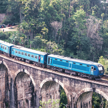 Train franchissant le Nine arch bridge au Sri Lanka