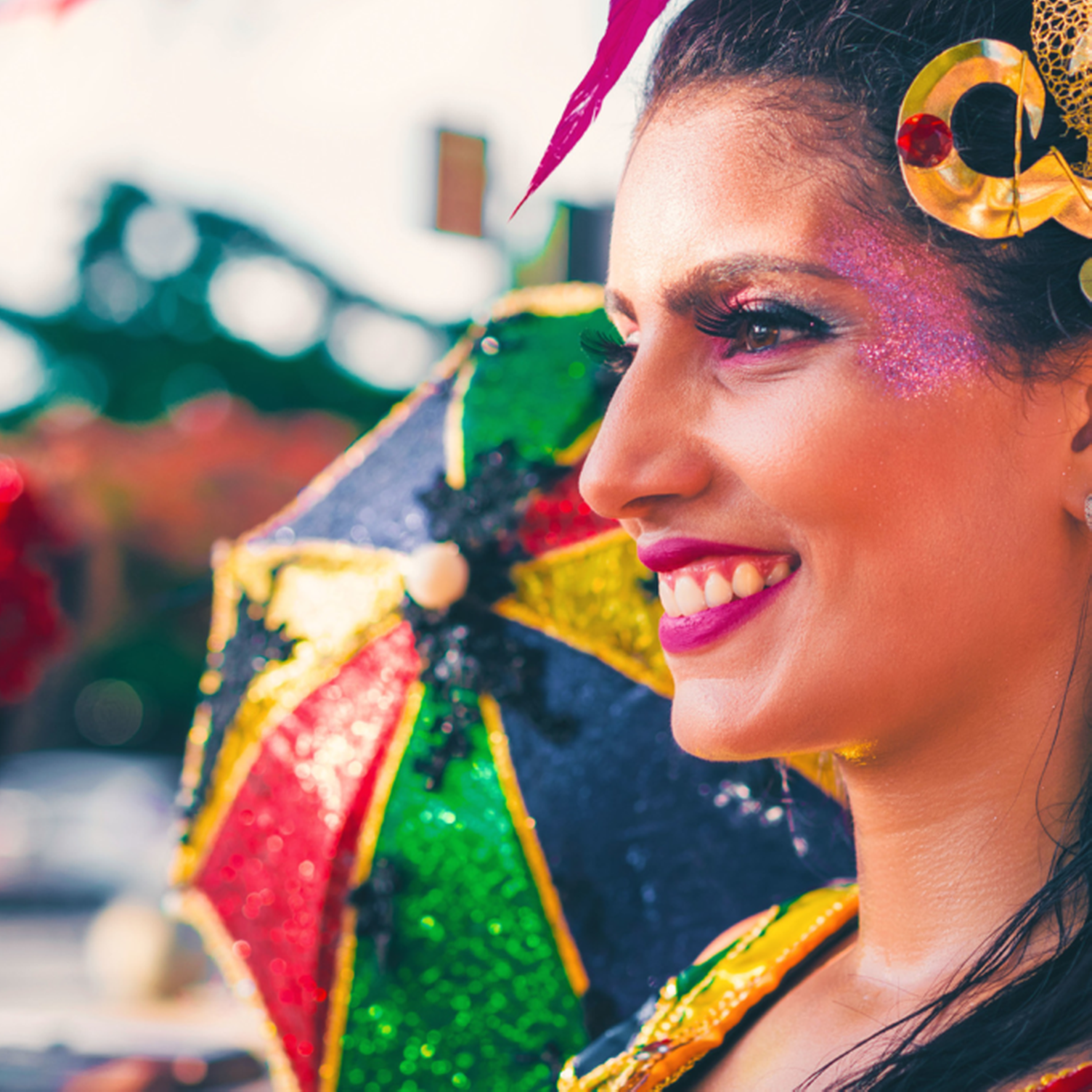 Junge Frau nimmt am Karneval von Rio teil