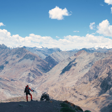 Randonneur au Ladakh face à la chaîne de l'Himalaya