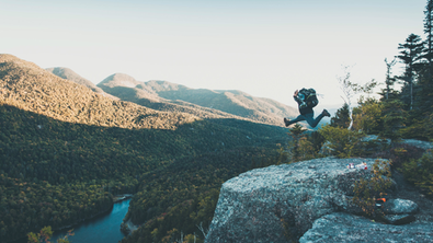 Wanderin macht einen Luftsprung