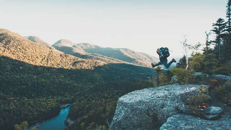 Wanderin macht einen Luftsprung