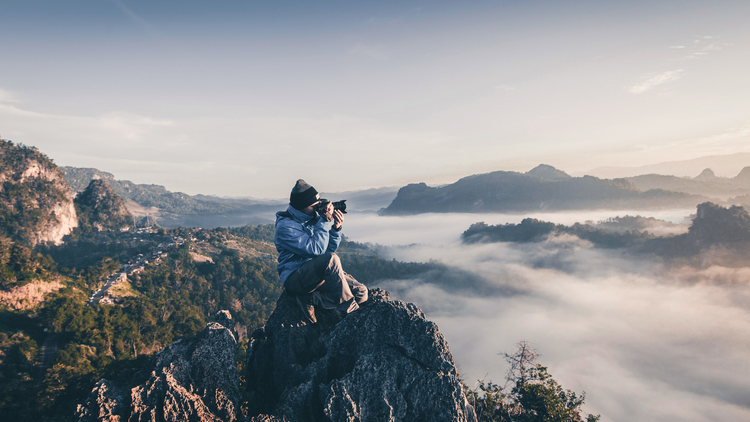 Wanderer fotografiert die Berge in Thailand