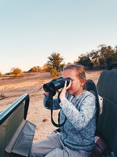 Mädchen auf Safari in Südafrika