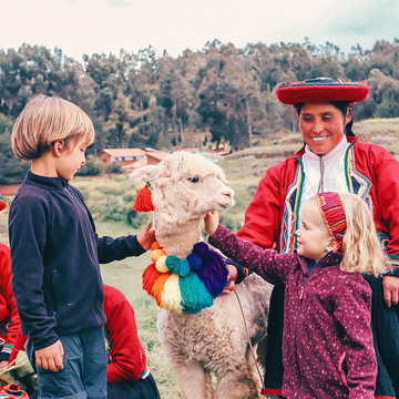 Rencontre avec la population locale au Pérou en famille
