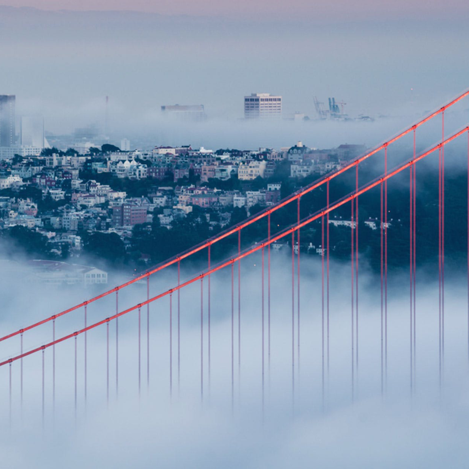 Le Golden Gate Bridge émergeant de la brume à San Francisco