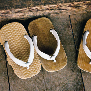 Japanische Holzsandalen