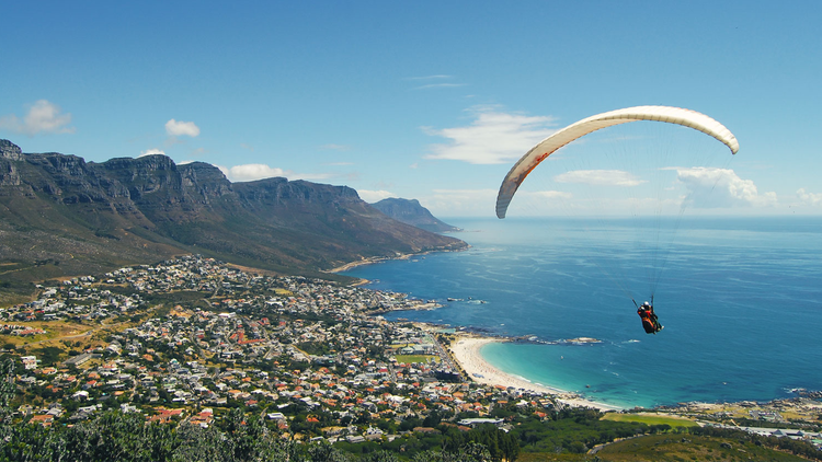Parapente survolant la ville du Cap en Afrique du Sud