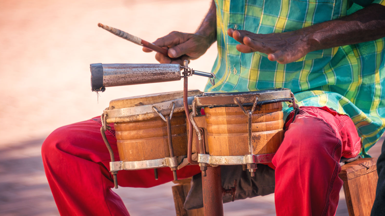 Percussionniste d'un orchestre de salsa dans une rue à Cuba