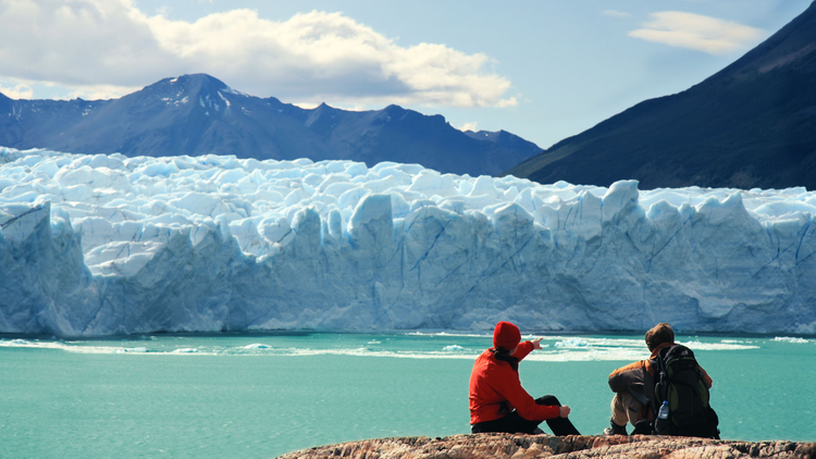 Couple admirant le Perito Moreno