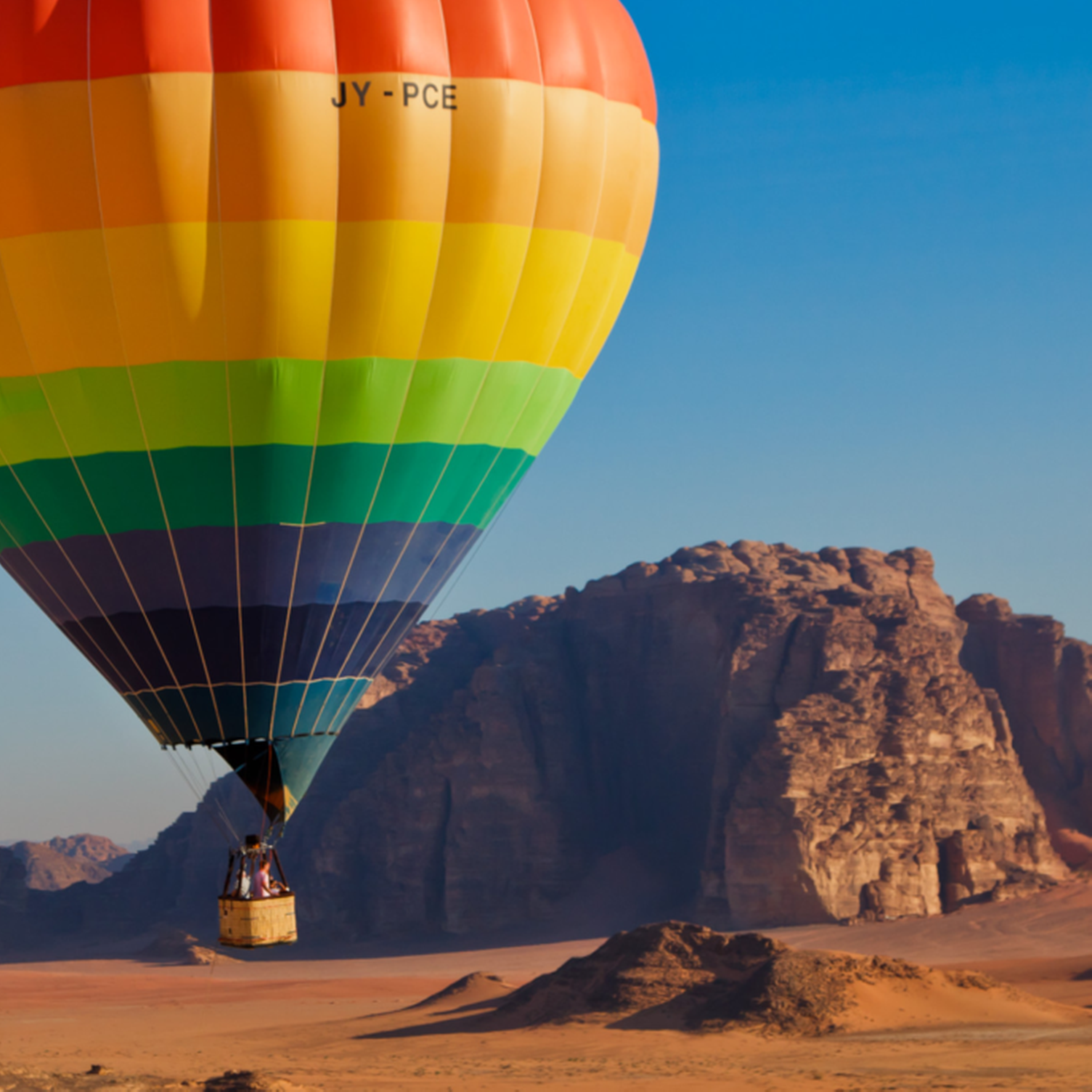Heissluftballonfahrt über der Wadi Rum Wüste in Jordanien