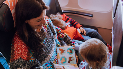 Pour occuper vos enfants en avion, préférez les jeux manuels à