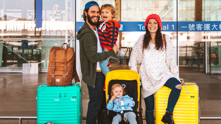 Arrivée à l'aéroport en famille