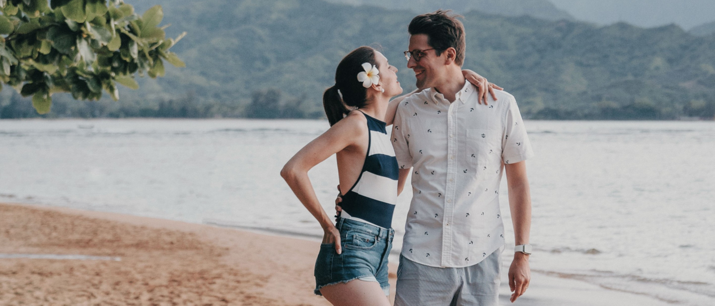 Couple sur la plage de Princeville à Kauai, Hawaï