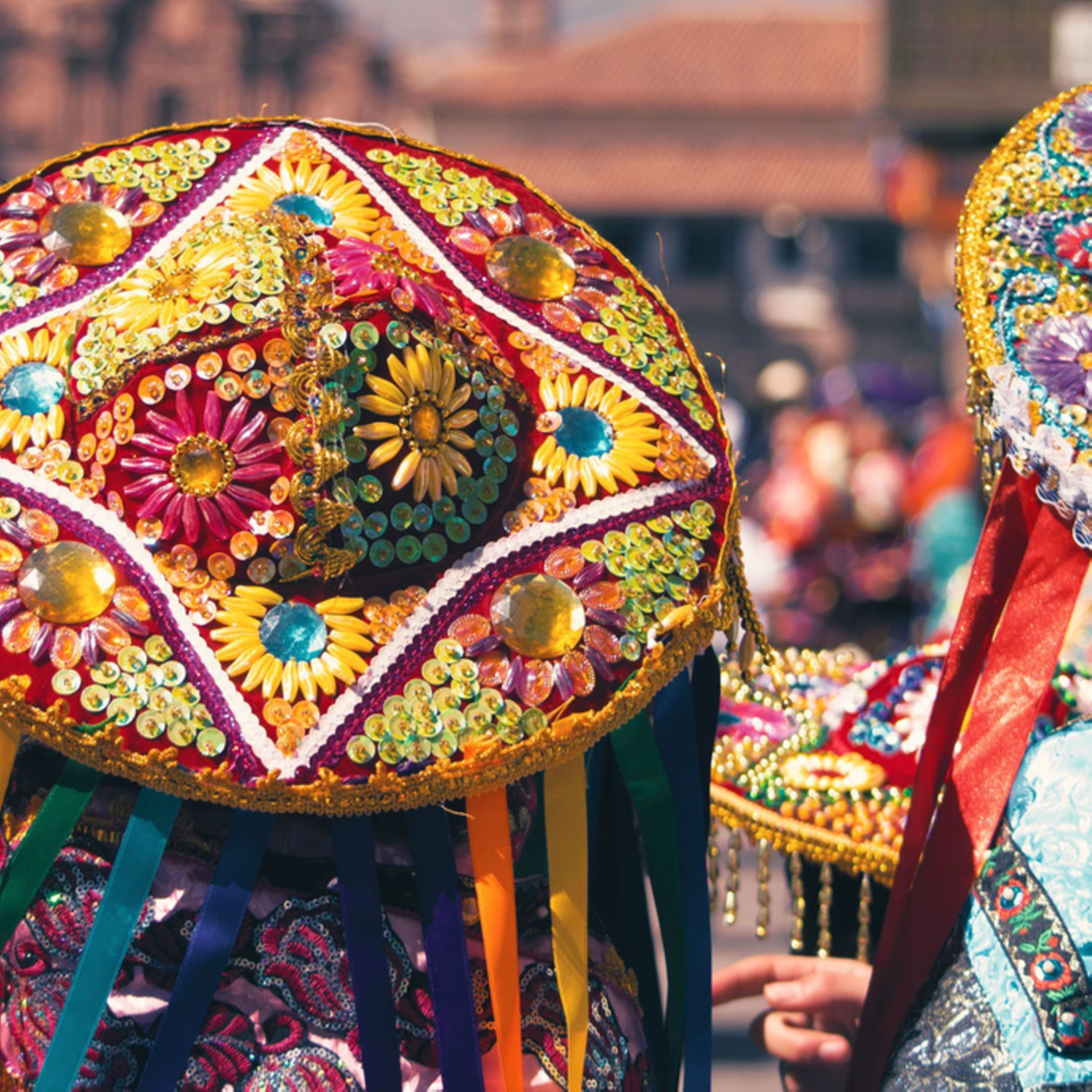 Deux personnes de dos, en habit traditionnel pour le festival de Cuzco