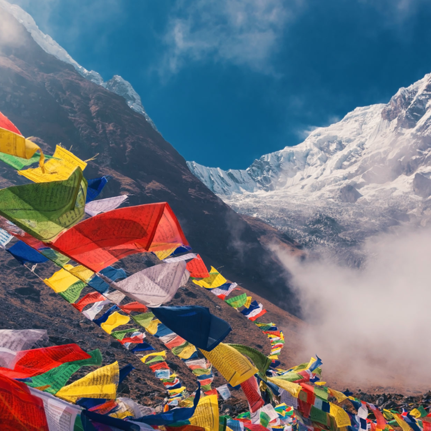 Vue sur l'Annapurna avec drapeaux de prière