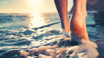 Barfuß am Strand laufen