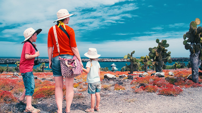 Mutter mit Kindern auf Galapagos