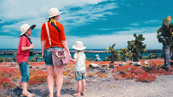 Mutter mit Kindern auf Galapagos