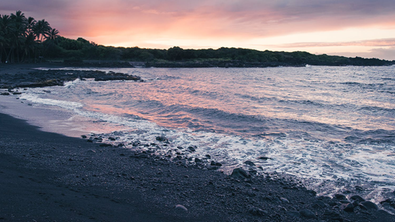 Sonnenaufgang am Strand in Hawaii