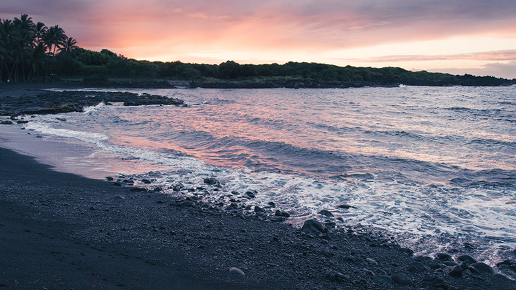 Sonnenaufgang am Strand in Hawaii