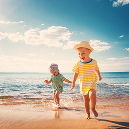 Kinder am Strand