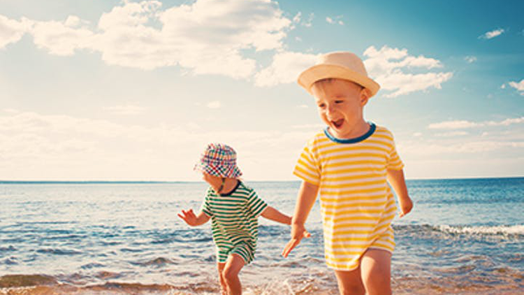 Kinder spielen am Wasser