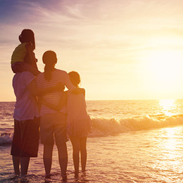 Familie beim Sonnenuntergang
