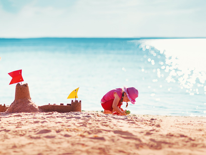 Kinder spielen am Strand