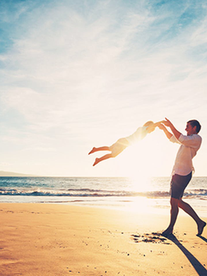 Vater und Sohn am Strand