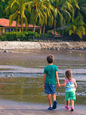 Kinder am Strand in Costa Rica