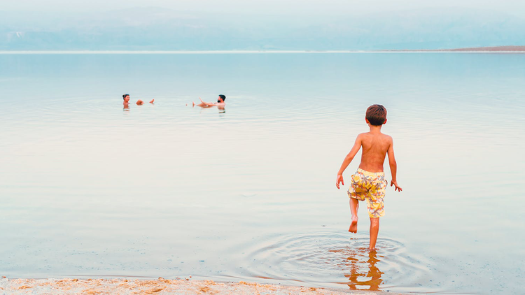 Junge im Toten Meer in Jordanien