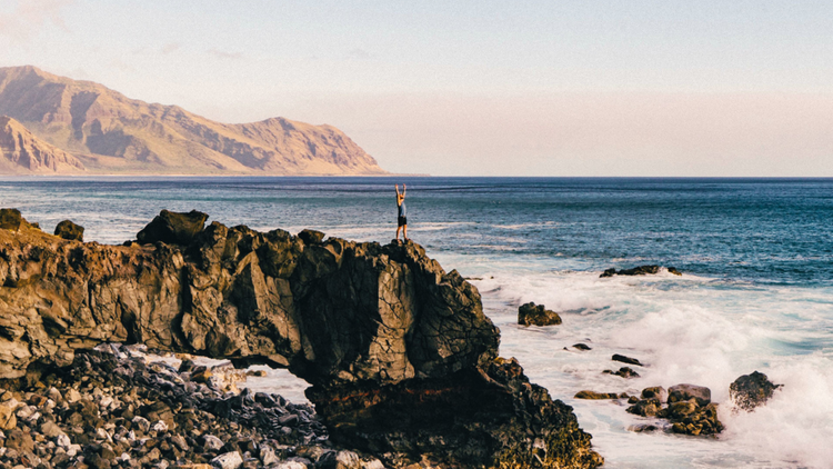 Mann an der Küste in Hawaii
