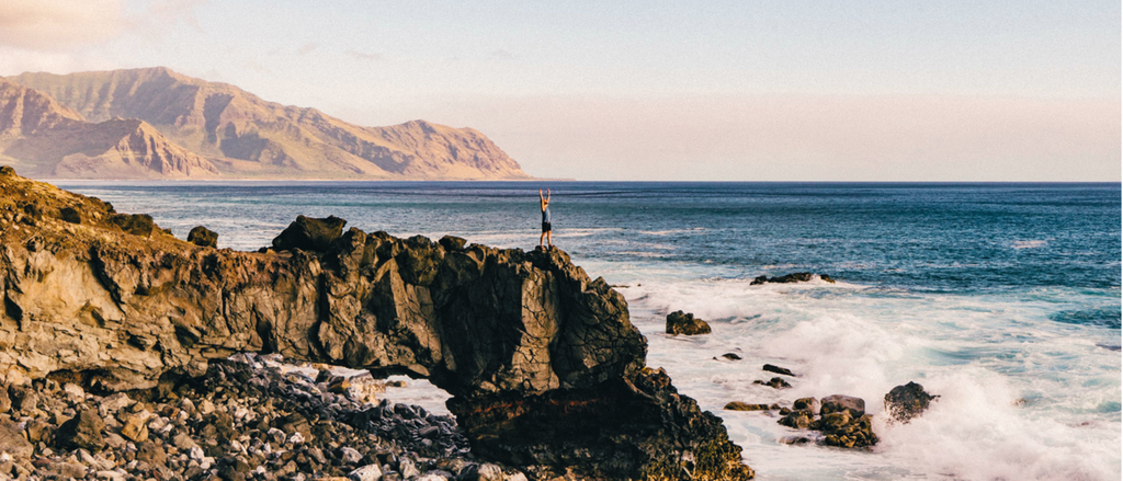Mann an der Küste in Hawaii