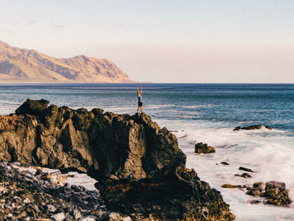 Mann an der Küste in Hawaii