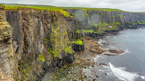 Blick auf die Klippen auf dem Küstenweg von Doolin zu den Cliffs of Moher