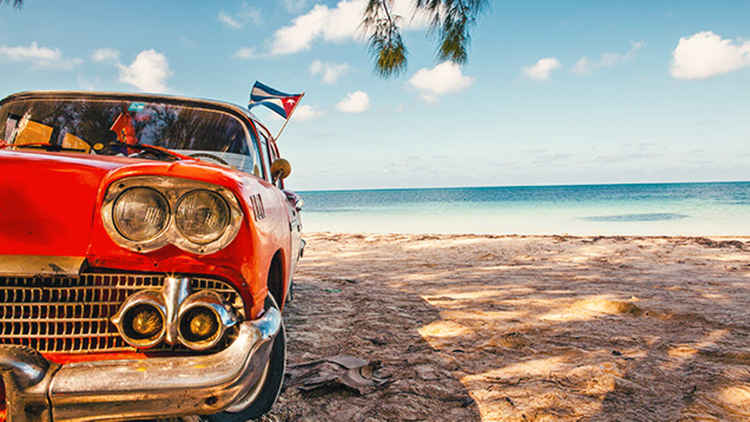 Auto-am-Cayo-Jutias-Strand_Pinar-del-Rio-Cuba