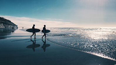 Surfers-am-Strand-von-San-Diego-USA