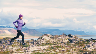 Frau beim Trail Running in Island
