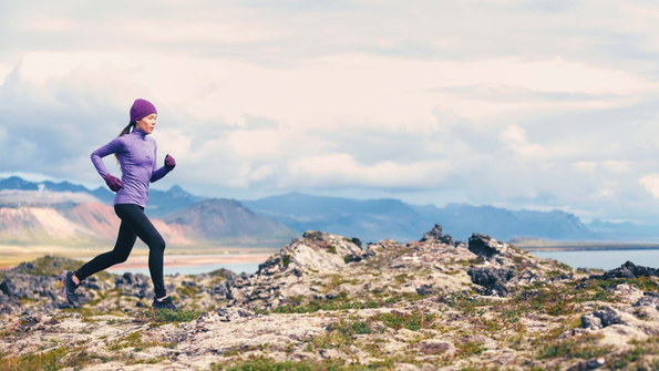 Frau beim Trail Running in Island