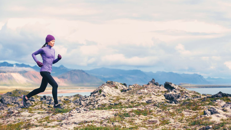 Frau beim Trail Running in Island