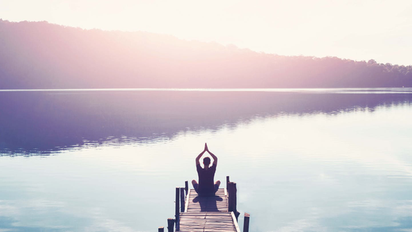 Mann beim Meditieren