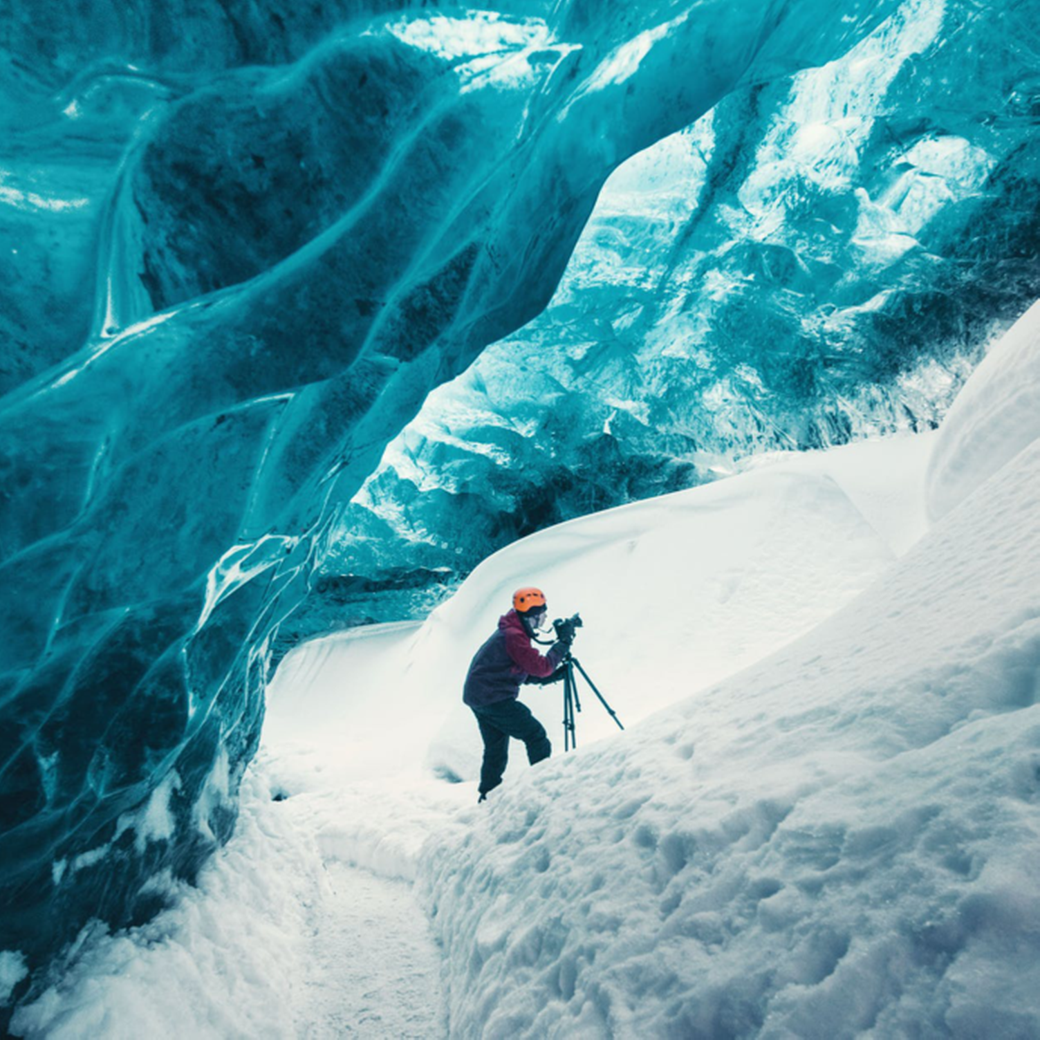 Un uomo in una grotta di ghiaccio nel ghiacciaio Vatnajokull