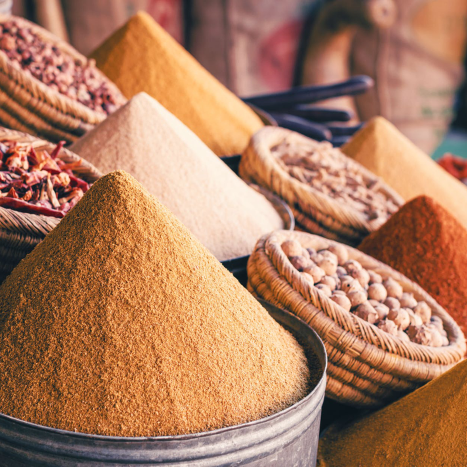 Un étal d'épices dans un souk au Maroc