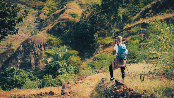Wanderin im Gebirge der Santo Antão Insel