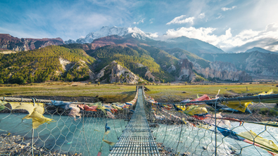 Hängebrücke auf dem Annapurna Wanderweg in Nepal