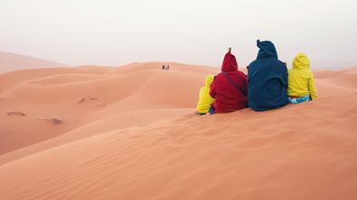 Familie auf einer Sanddüne in Marokko