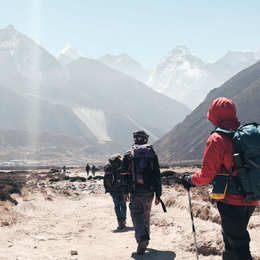 Groupe de randonneurs dans une vallée himalayenne