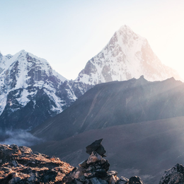 Randonneur face à la montagne